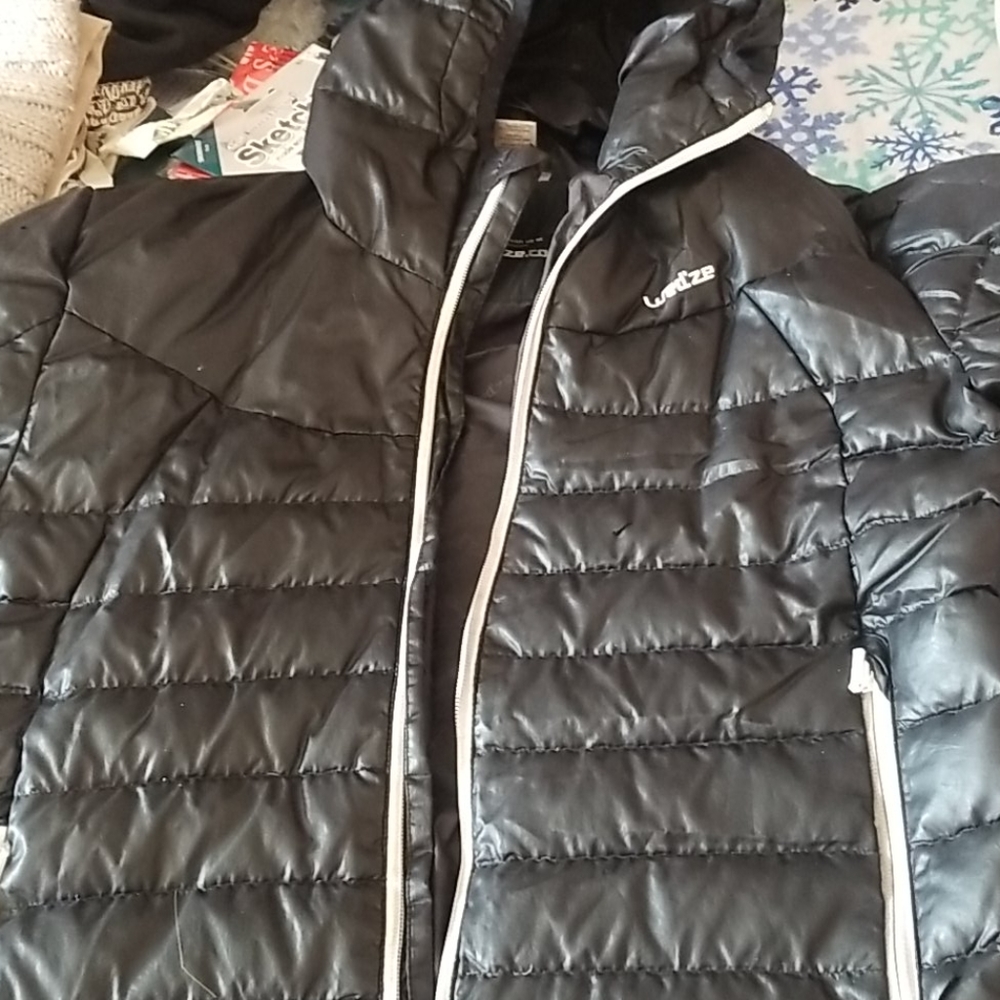 Wedz.c ze. Needs a zipper  brand new coat